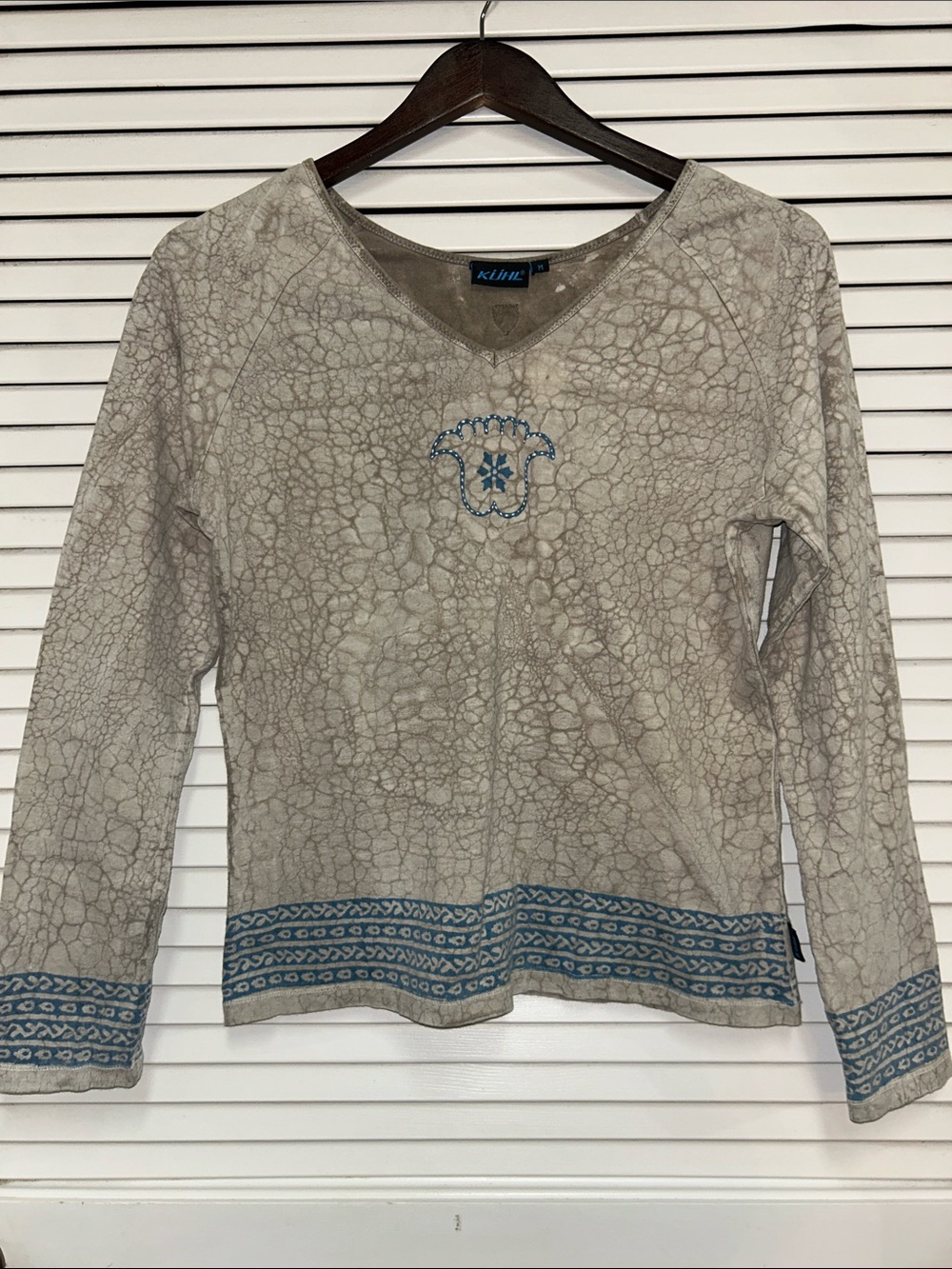Kuhl Beige Long-Sleeve V-Neck Top with Blue Trim